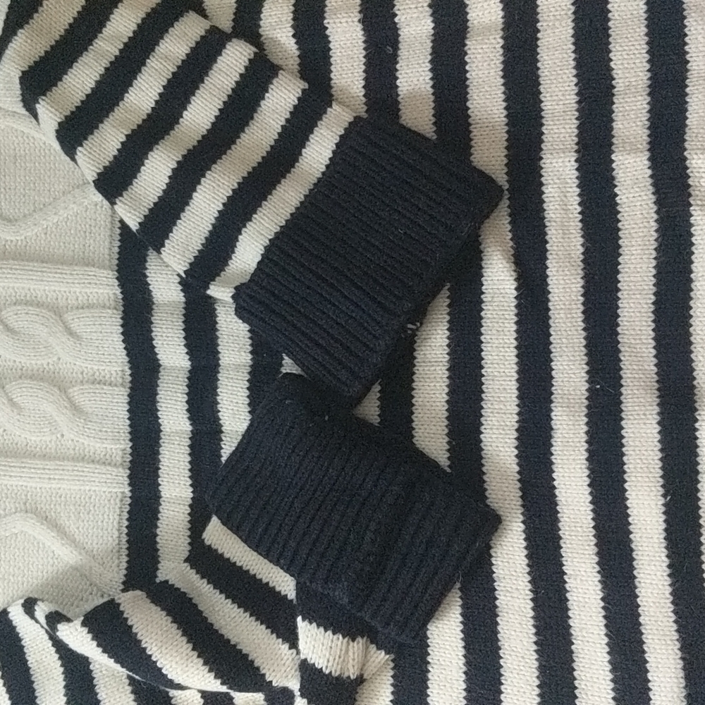 Navy & white cable knit turtleneck sweater - Picture 4 of 11